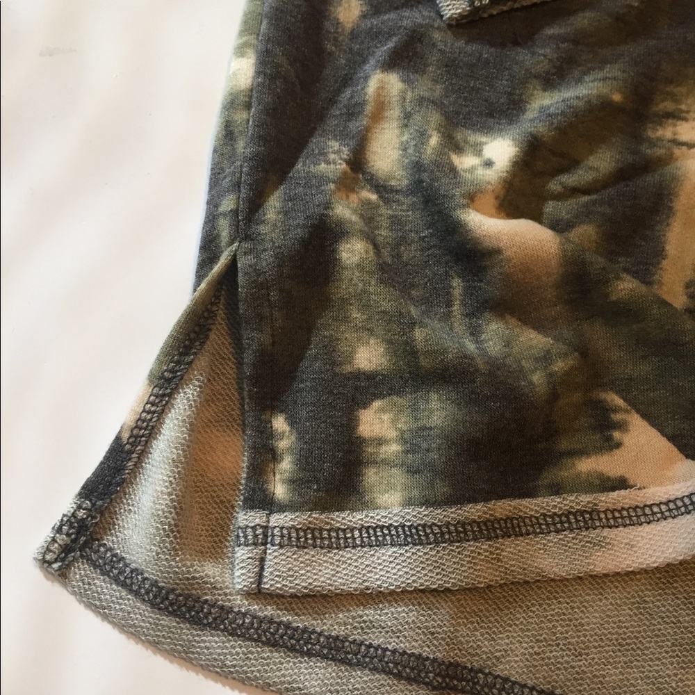 White birch Green tie dye v neck tee - Picture 5 of 6